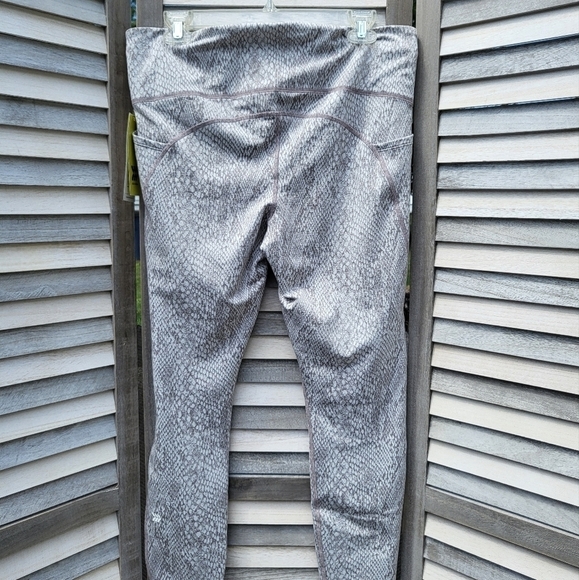 Women's Snake Print Jacquard Leggings | All in Motion | XL - Picture 8 of 15